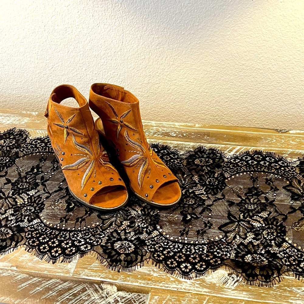 Size 6 Open toe,ankle strapped boho style worn 1 time.